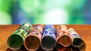 Cât au pierdut românii care au avut banii la bancă în 2025. A fost unul dintre cei mai nefericiți ani