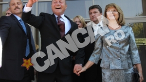 Traian Basescu, la un pas sa loveasca un ofiter SPP cand a aruncat un trandafir! Vezi cum a fost oprit in ultima secunda un incident jenant!