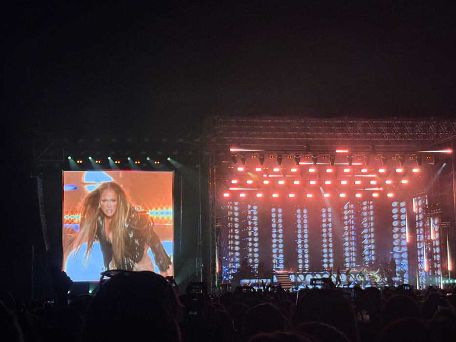 Jennifer Lopez s-a dezbrăcat în lenjerie intimă pe scenă! Ținuta lascivă i-a uimit pe români