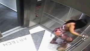 O vedeta si-a calcat cainele in picioare, in lift. Ce i-a facut bietului animal nevinovat. Cine e modelul super agresiv VIDEO socant