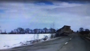 Imagini terifiante, impact devastator în Brașov! Tirul se răstoarnă peste mașina care-l depășește! VIDEO