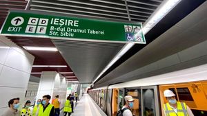Călătorii cu metroul din Bucureşti s-au uitat la ea şi nu le-a venit a crede cine era. Până atunci, pe divă o văzuseră doar la TV!