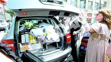 Luminita Anghel si-a botezat copilul in biserica unde s-a rugat pentru fericire si familie! Paziti de sase bodyguarzi