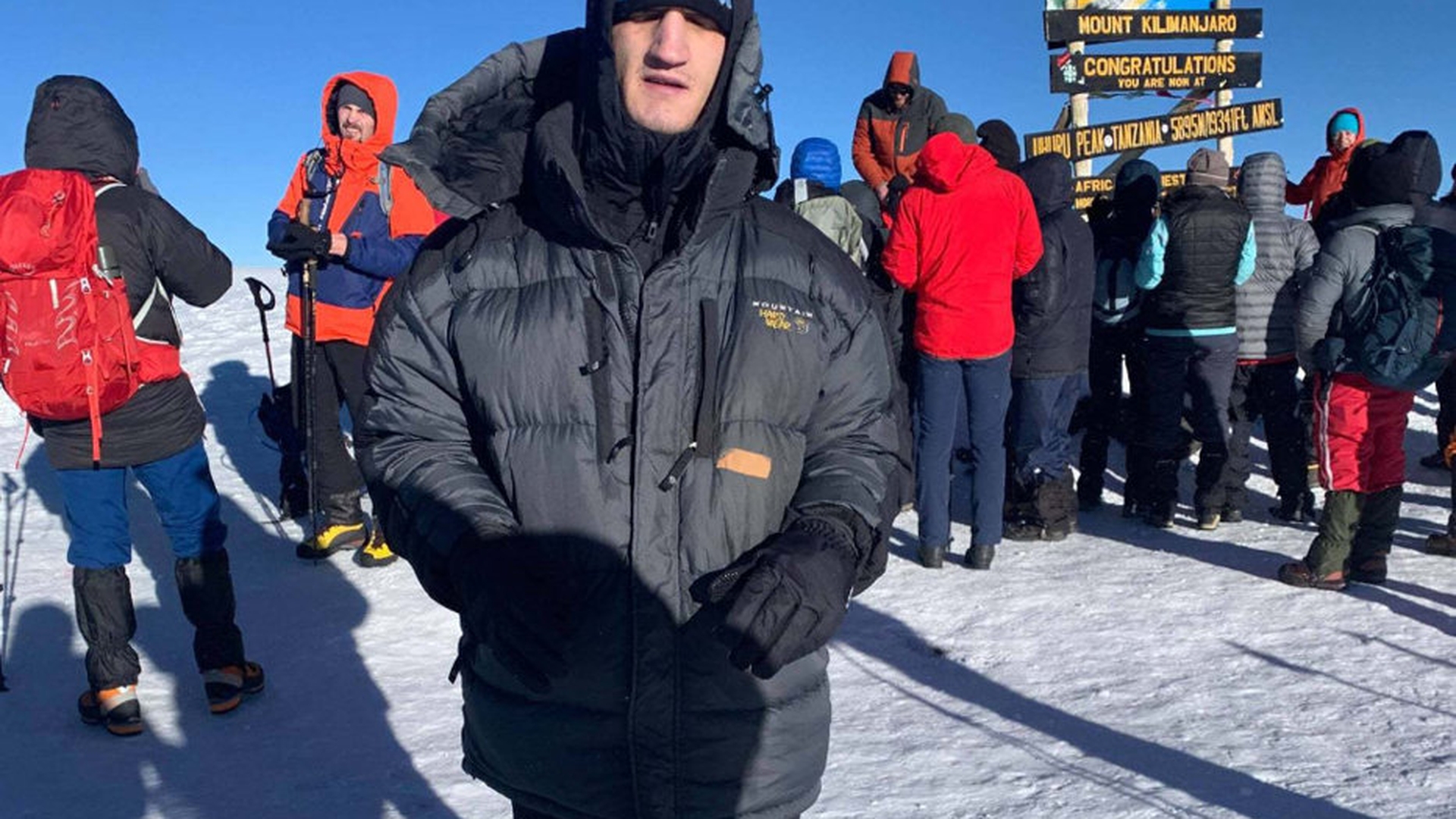 Primul alpinist nevăzător din România a cucerit vârful Kilimanjaro din Africa, de 5895 m