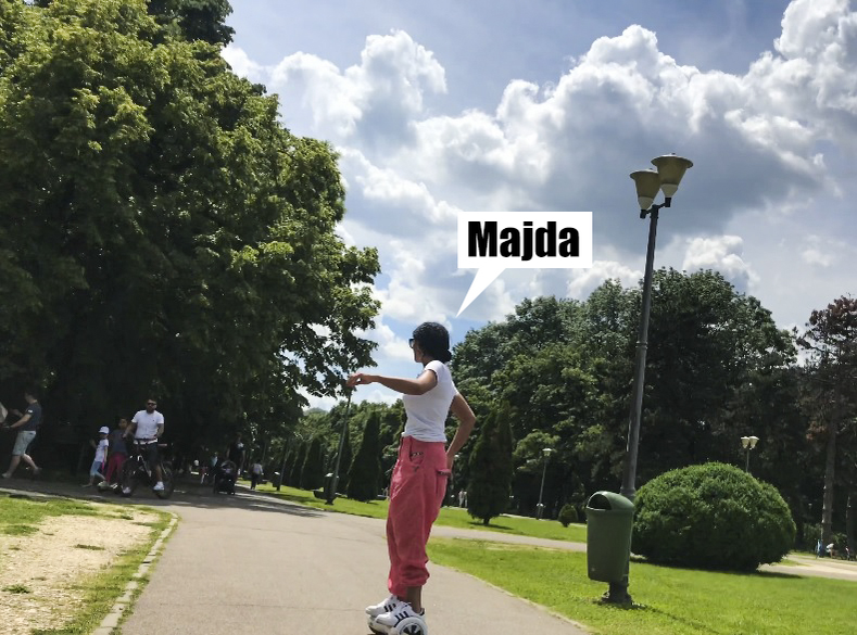Majda se descurcă destul de bine pe hoverboard