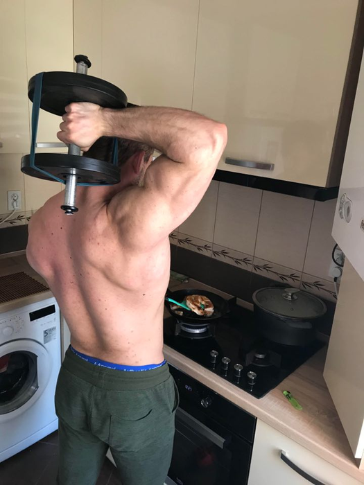 El e culturistul român care se antrenează și-n bucătărie pentru titlul de Mr. Olympia: ”Îmi prinde bine această perioadă!”