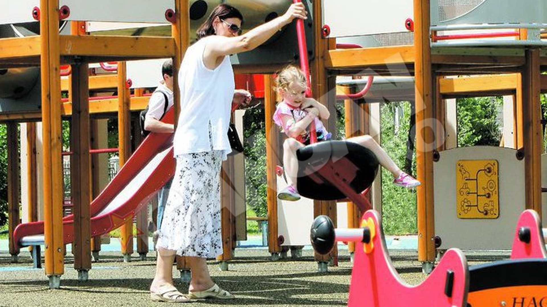 Mama Monicai are grija de nepoata ei intr-un stil aparte! Cu Irina in parc la 36 grade Celsius