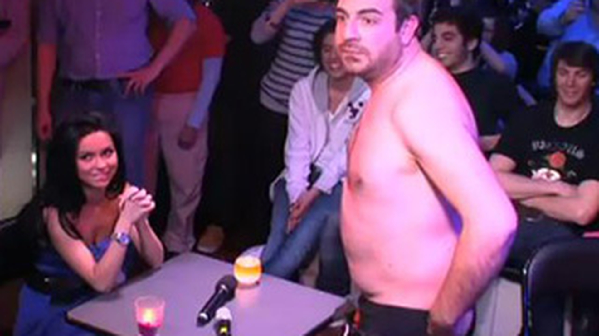 VIDEO Inna, innebunita dupa francezi! Vedeta a incercat sa se combine cu 7 barbati la un post de radio! Vezi aici ce a iesit!