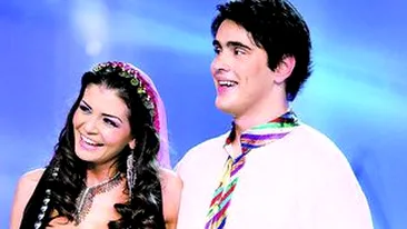 Andrei Vlad, retardatul care a dansat cu fosta diva de la Izvorani, e pe cai mari. A trecut de la Moni la Shakira