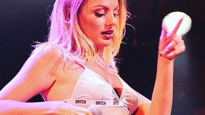 ALEXANDRA STAN, într-o ţinută de infarct! S-a pozat în pat, într-o pereche de ciorapi cu bandă, sandale cu toc şi...