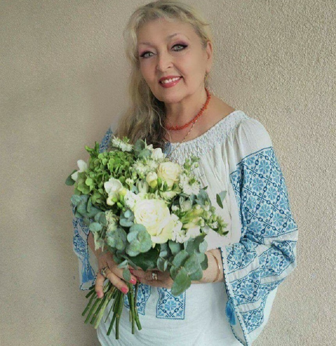 O artistă de la noi, apel îngrijorător: “Acest om care a dormit în ploaie, pe placa de la intrarea unei scări de bloc…”