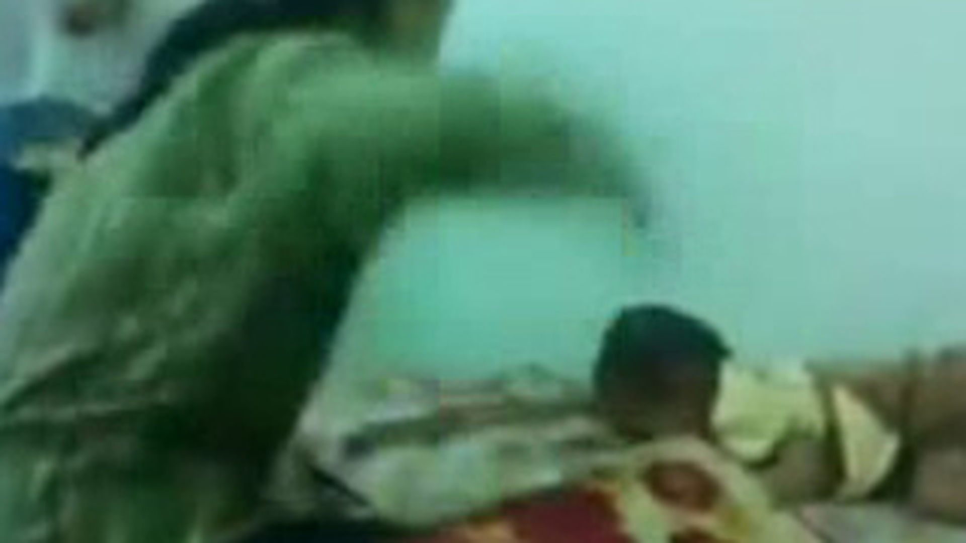 Cea mai cretina mama! Isi snopeste in bataie bebelusul de doar cateva luni pentru ca plange si ea nu poate sa doarma- Daca ai copii nu te uita la asta - VIDEO ZAPACITOR