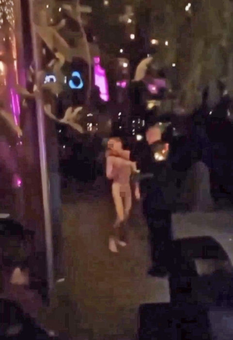 Tânărul este blocat de un bodyguard (FOTO: CANCAN.RO)