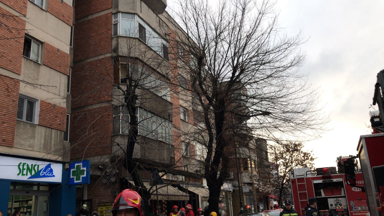 VIDEO / Alertă în Bucureşti! Zeci de oameni evacuaţi, după ce un apartament a luat foc. Sunt victime