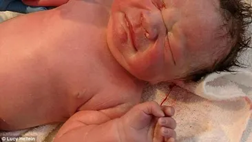 Ironia sorţii! Ce ţine bebeluşul în mână, la naştere! Medicii au fost şocati şi poza a fost distribuită de 70.000 de ori pe Facebook