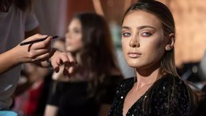 O mai ții minte pe Adina, fetița care trăia lângă groapa de gunoi la limita sărăciei? Cum arată și cu ce se ocupă acum