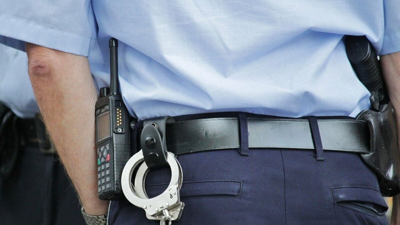 Bărbat din Craiova, îmbrăcat în haine de preot, a fost prins la furat în magazine
