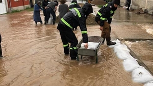 Cod roșu de inundații în Bihor. Oamenii sunt disperați, au pus în jurul caselor ziduri din saci de nisip