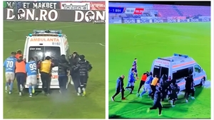 Momente penibile, pe un teren de fotbal din România. Ambulanța, obligată să intervină de urgență, împinsă pe gazon