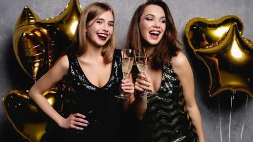 Revelion 2025. Cât costă să închiriezi o rochie în noaptea dintre ani