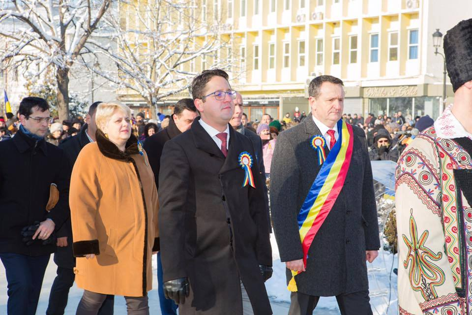 Primarul și viceprimarul, umăr la umăr, la o festivitate