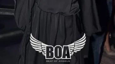 Cosmina Pasarin recidiveaza! Bruneta si-a facut din nou de cap cu... microfonul!