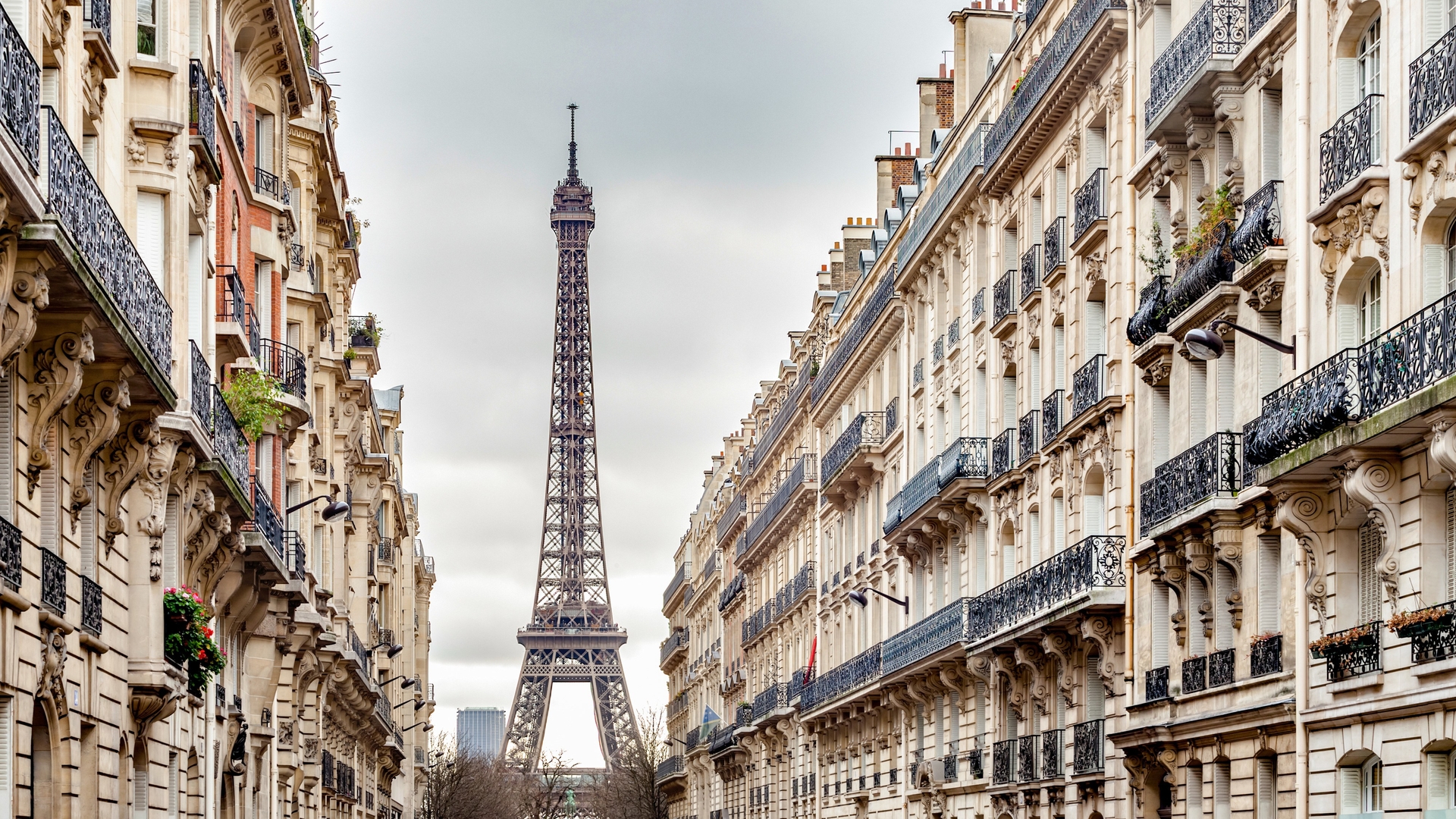 O româncă a murit în Paris, în timp ce încerca să facă o poză cu Turnul Eiffel! Urma să fie cerută în căsătorie