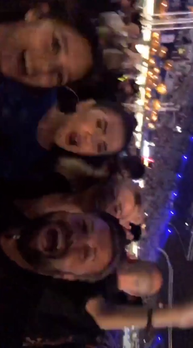 Cătălin Botezatu, sărutat cu patos de o brunetă focoasă la Untold! Imagini senzaționale din zona VIP a celebrului festival