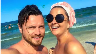Dragoste mare! GABI CRISTEA şi TAVI CLONDA, selfie pe plajă. Sânii prezentatoarei erau...
