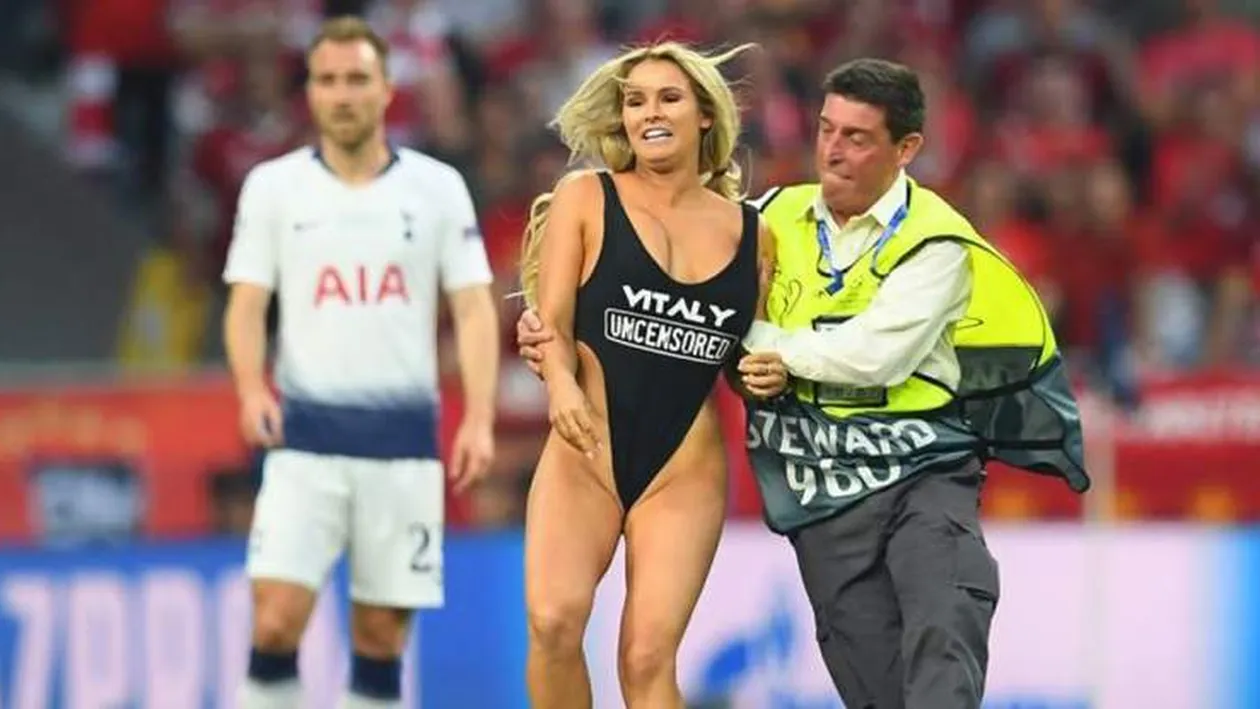 Rusoaica Kinsey Wolanski i-a înnebunit pe internauți după ce a intrat în costum de baie pe teren la finala Champions League!