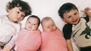 O adolescentă a născut două seturi de gemeni în doar 21 de luni. Tânăra a rămas însărcinată la 17 ani, deși lua pastile contraceptive