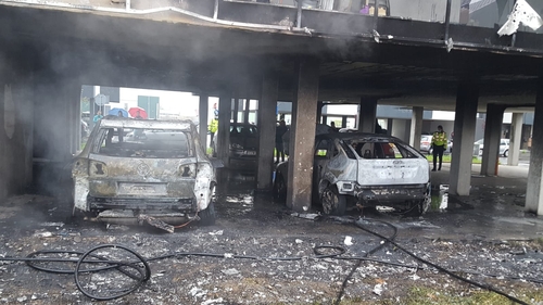 Panică la Cluj, din cauza unui incendiu violent. Două masini au ars în totalitate, iar oameni au fost evacuați din apartamente
