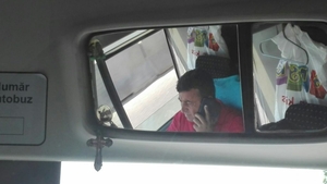 Imagini revoltătoare. Un șofer RATB vorbește la telefon în mers și uită să oprească în stație!