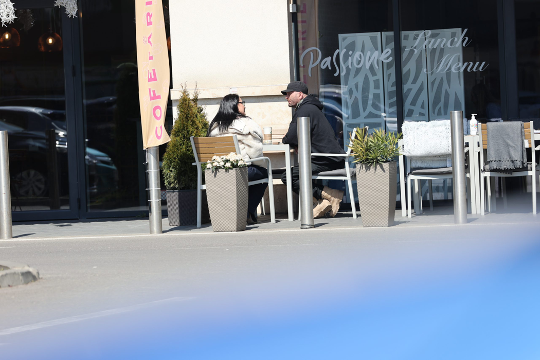 Cheloo și bruneta misterioasă au mâncat, au băut o cafea și au fumat (Foto: CANCAN.RO)