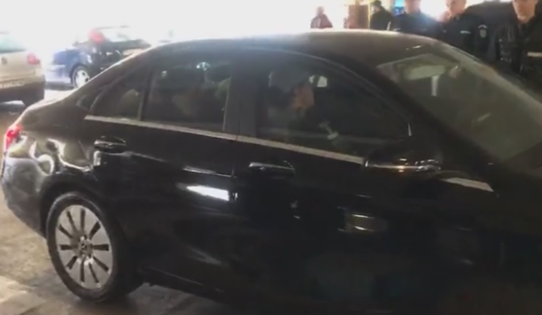 Gest sfâşietor făcut de Simona Halep pe aeroport! Extenuată şi dezamăgită după înfrângerea de la Australian Open, tenismena a clacat şi a făcut praf visul unui copil