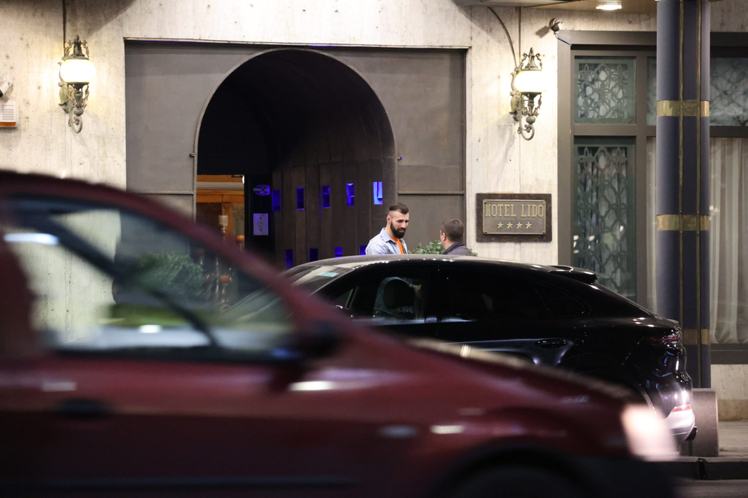 Bogdan Stoica s-a întâlnit cu un amic, după ce a ieșit din restaurantul Lido