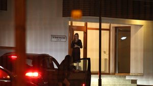 A perpelit mai multi barbati in club, dar a ajuns acasa cu o femeie! Alina Crisan si-a abandonat pretendentii in fata blocului!