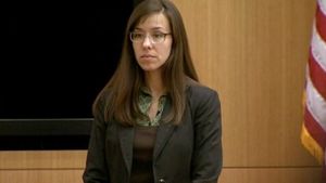 Incredibil! Femeia care şi-a ucis iubitul cu 27 de lovituri de cutit nu vrea să facă închisoare pe viaţă. Vezi ce pedeapsă propune