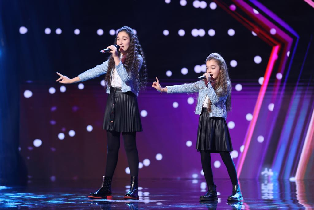 Surorile Anne Marie și Sophia vor urca pe scena de la ”Românii au Talent”