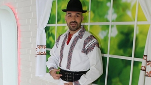 E sosia lui Alex Velea! L-am descoperit pe cel mai tatuat şi musculos... cântăreţ de muzică populară!
