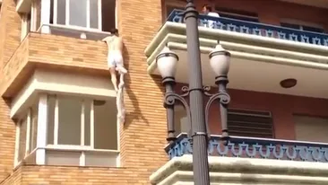 Mai ceva ca-n filme! Amantul unei femei măritate a fost ajutat de pompieri să sară pe geam, după ce a fost prins de sotul ei