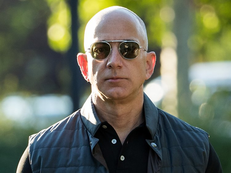 Jeff Bezos, bossul Amazon, cerut în căsătorie de Alesia, o moldoveancă din Vaslui