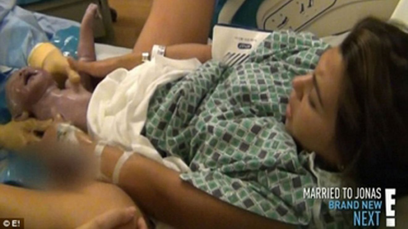 CEL MAI SOCANT VIDEO DE AZI! Mai ceva ca la Monica, fosta Columbeanu! Kourtney Kardashian a nascut in direct la TV!