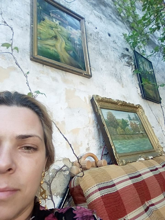 Dana Marijuana s-a reprofilat! Vinde huse de telefon și CD-uri muzicale vechi