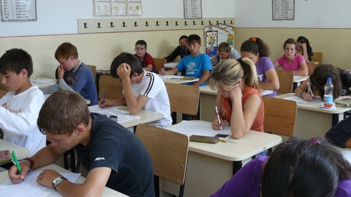 Perchezitii la o scoala din Tirgu Jiu! Exista suspiciuni de frauda la examenul de evaluare nationala