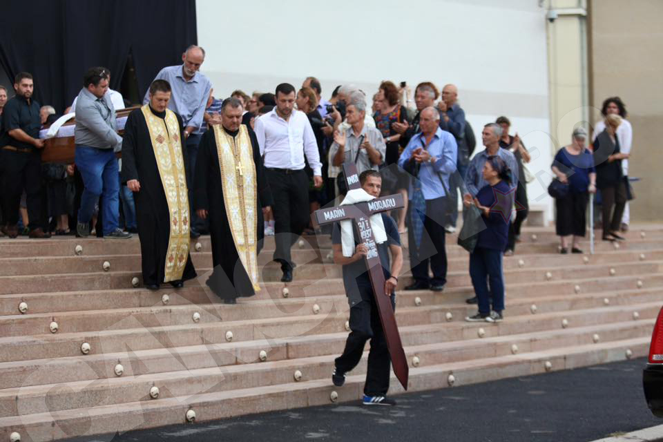 FOTO! MARIN MORARU a fost înmormântat miercuri. Soţia maestrului a scris pe coroană un mesaj dureros