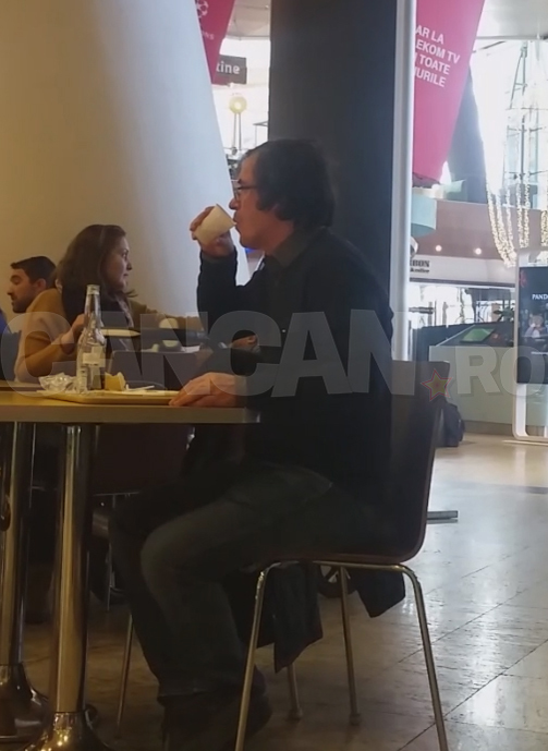 Cel mai în vogă scriitor român a luat prânzul la mall cu… gândurile lui + berea corespunzătoare!