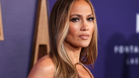 Panică pentru Jennifer Lopez, la București. Momentul când a rămas blocată în ușile rotative ale unui hotel. VIDEO