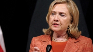 VIDEO Incredibil! Hillary Clinton a fost atacata cu oua si vopsea in Filipine!