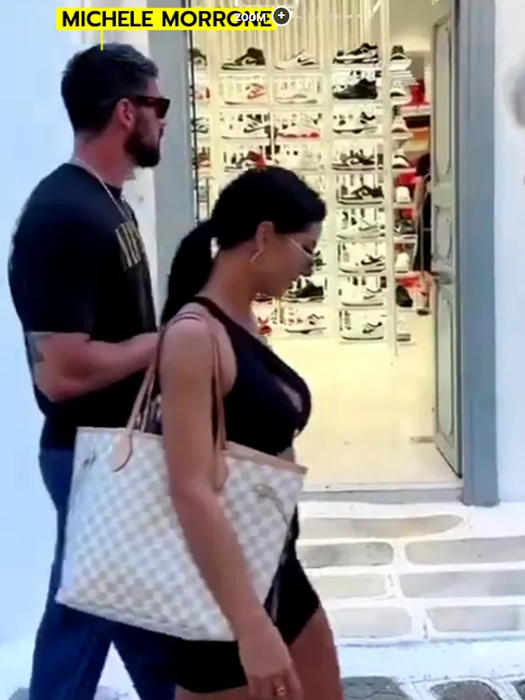 Din ce face bani Bogdana, iubita româncă a lui Michele Morrone! A dus-o în vacanţă în Mykonos. Ia uite, Nikita, ce ai pierdut. FOTO